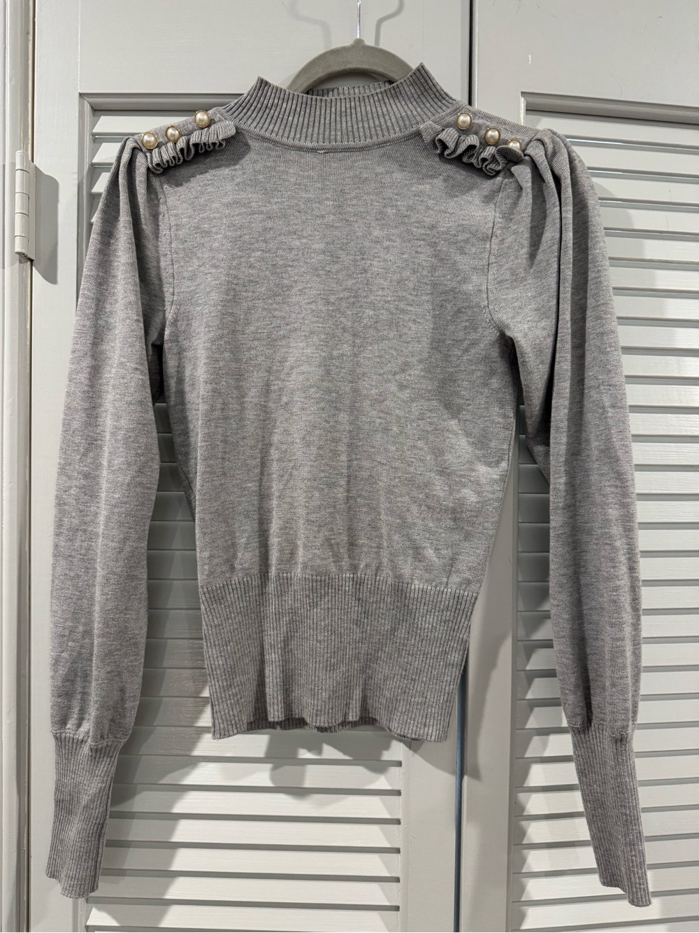 Milk & Honey sz SM Gray Pearl-Accent Ribbed Mock Neck Sweater